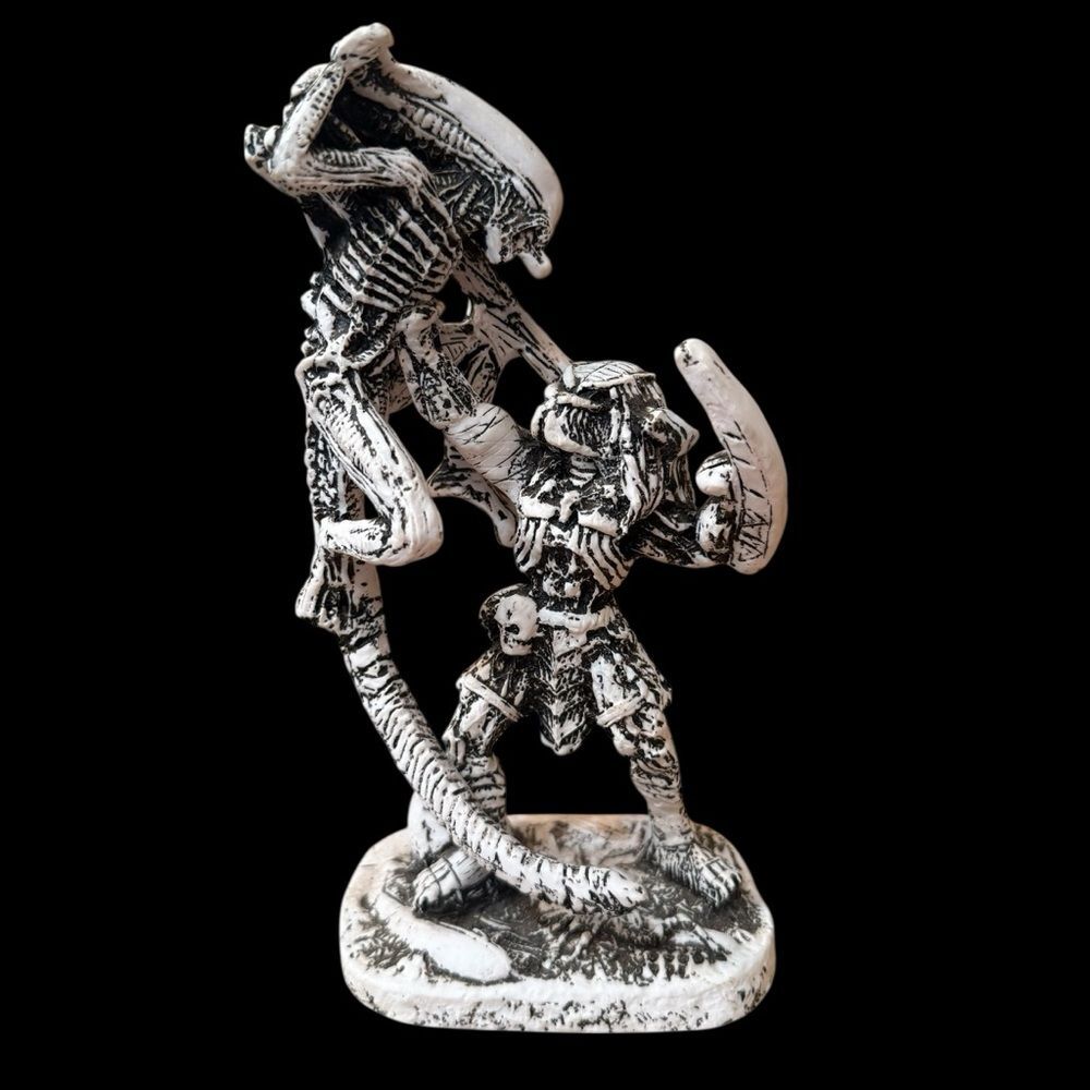 Handcrafted Alien vs Predator Collectible Figures Predator & Xenomorph